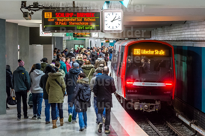 Eine Menschenmenge wartet am Berliner Tor auf einen U-Bahnzug der Linie U3