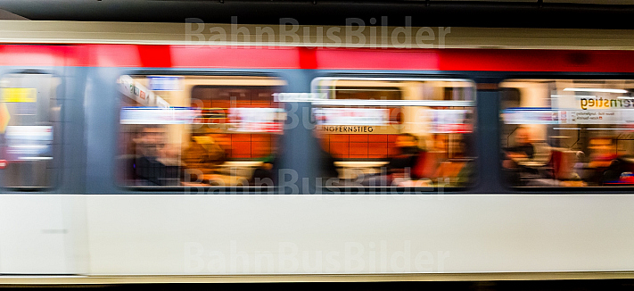 U-Bahn im Tunnelbahnhof Jungfernstieg in Hamburg
