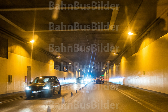 Autoverkehr im Wallringtunnel am Hauptbahnhof in Hamburg