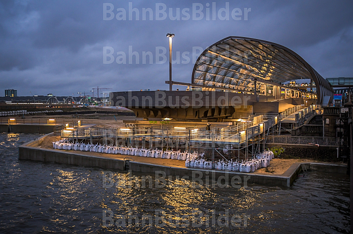 Der U-Bahnhof Elbbrücken in Hamburg bei hoch stehendem Wasser in der Elbe