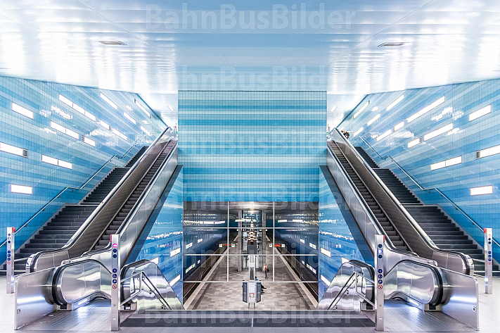 Ein Treppenhaus in der U-Bahn-Haltestelle Überseequartier in Hamburg mit Blick bis auf den Bahnsteig 