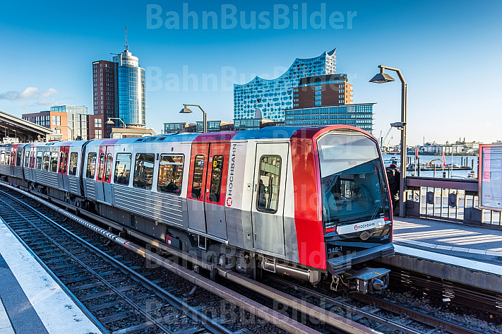 Ein U-Bahn-Zug vom Typ DT5 in der Haltestelle Baumwall vor der Elbphilharmonie in Hamburg