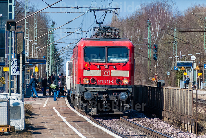 Menschen steigen in einen Regionalzug am Bahnhof Tornesch in Schleswig-Holstein