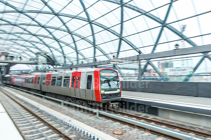 Ein Zug der U-Bahnlinie U4 fährt in die Haltestelle Elbbrücken in Hamburg