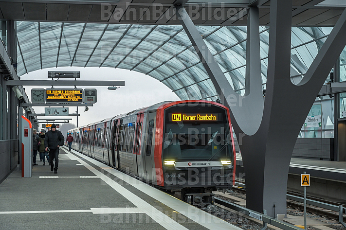 Ein Zug der U-Bahnlinie U4 in der Haltestelle Elbbrücken in Hamburg