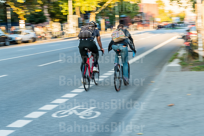 Ein PKW fährt neben einem Fahrrad-Schutzstreifen in Hamburg –   - Mobilität in Szene gesetzt