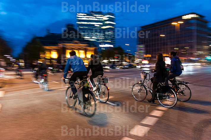 Zahlreiche Radfahrer überqueren im Abendlicht den Johannes-Brahms-Platz in Hamburg