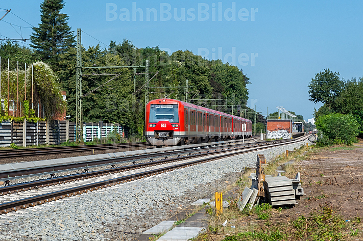 S-Bahn am ehemaligen Güterbahnhof Halstenbek in Schleswig-Holstein