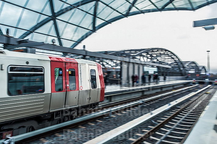 Ein Zug der U-Bahnlinie U4 fährt in die Haltestelle Elbbrücken in Hamburg - im Hintergrund: die Elbbrücken