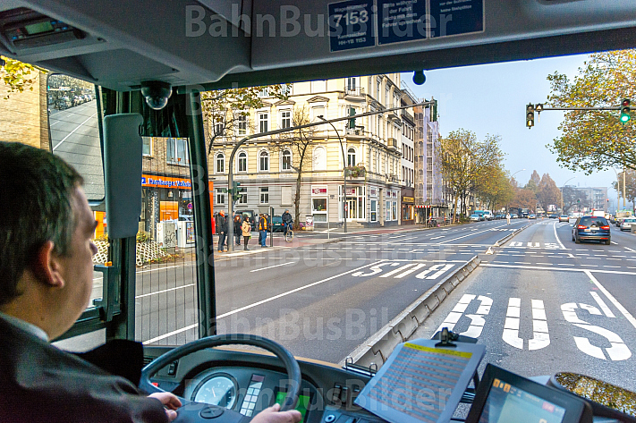 Bus auf Sonderspur mit Ampelvorrangschaltung in Hamburg
