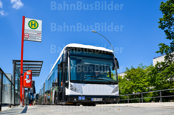 Metrobus der Linie M5 an der Staatsbibliothek in Hamburg