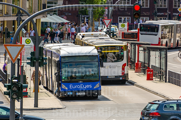 Busse aus der Volgelperspektive am Stephansplatz in Hamburg