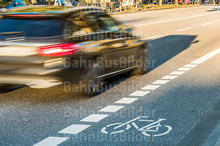 Ein PKW fährt neben einem Fahrrad-Schutzstreifen in Hamburg – Bahn