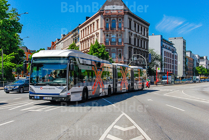 XXL-Bus der Hochbahn in der Universität / Staatsbibliothek in Hamburg